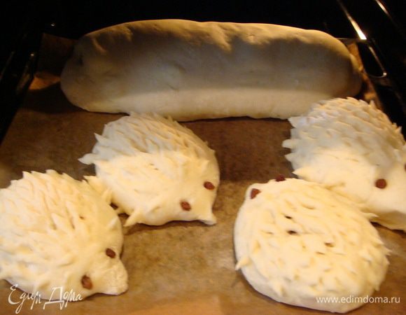 Когда тесто поднимится придать голове форму, вытянуть носик и глазки обозначить изюмом.
Выпекаем при 180 гр.минут 30-35.
За 3 минуты до готовности вынуть и помазать сл. маслом и включить верхний подогрев до золотистого цвета.