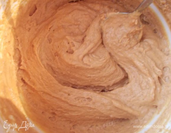 Мягкое сливочное масло взбить со сгущенкой.