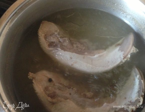 Языки отварить до готовности в подсоленной воде с лавровым листом и перцем по вкусу. 