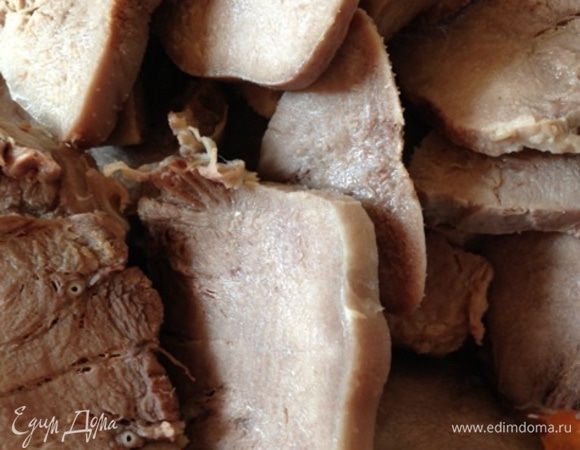 Обдать холодной водой и очистить от пленки. Порезать на произвольные куски.