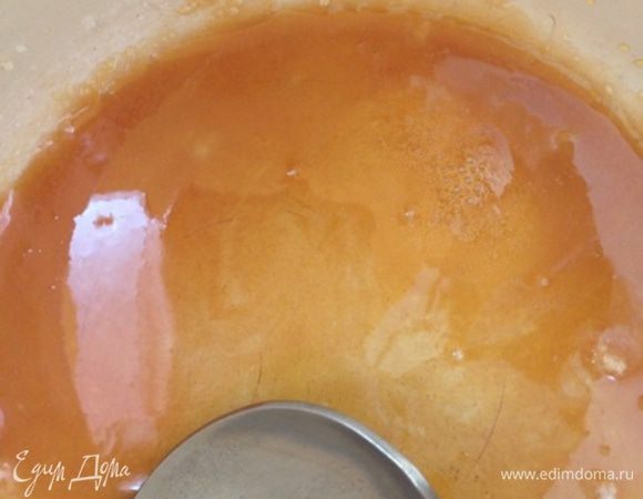 Приготовить соус. 
Отжать сок 1/2 лимона.
Сахар положить в кастрюлю, влить 2 ст.л. воды и поставить на огонь.
Довести до кипения и варить до темно-коричневого цвета.