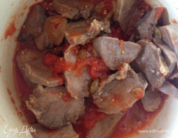 Выложить в готовый соус куски языка и довести до кипения. Закрыть крышкой и дать минут 10-15 настояться.