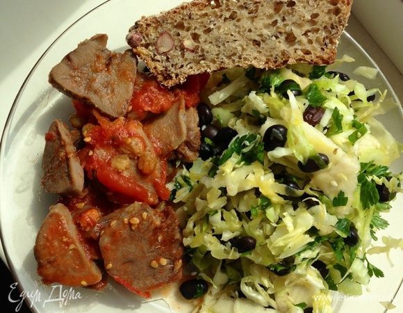 Подавать к столу с любым гарниром. 
Я подавала с салатом.