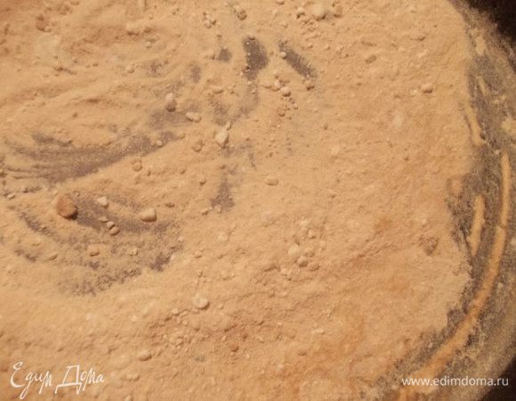 Взять сухую сковороду и высыпать туда муку. Поставить на медленный огонь и постоянно помешивая деревянной ложкой,доводим муку до бежевого цвета.