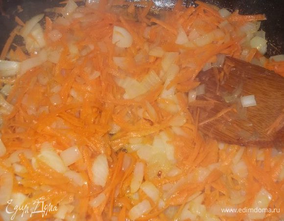 Морковь потереть на крупной терке,лук порезать соломкой,обжариваем до легкого,золотистого цвета,на растительном масле.