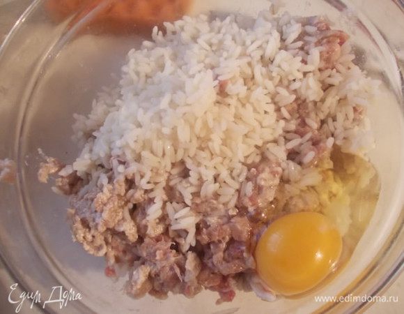 Выкладываем в миску фарш(свинина,говядина)добавляем предварительно проваренный до полу готовности рис,солим,перчим,добавляем яйцо и хорошо перемешиваем и отбиваем..