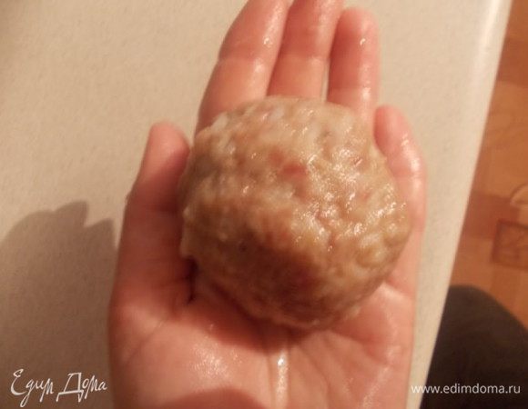 Скатываем шары из фарша,укладываем их в глубокий противень,или блюдо для запекания,заливаем соусом и отправляем в духовку 200С на 40-45 минут,пока тефтели не станут готовыми. Пару раз можно их перевернуть,чтобы равномерно протушились.