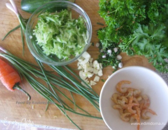Подготовить продукты:
Креветки отварить, очистить. Нарезать. Пару штук оставить для украшения:)
Лук-резанец, чеснок и петрушку - мелко нарезать.
Огурец( длинный) натереть на крупной терке.
Чили мелко нарезать.
Семена кумина и кориандра обжарить на сухой сковороде пару минут.
* Я добавила по 1/4 ч.л кумина и кориандра.

