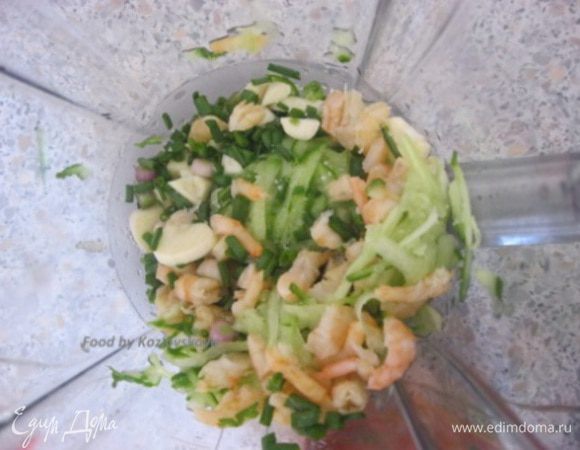 В чаше блендера (Если у вас погружной блендер - то в большой миске) смешать натертые огурцы, зелень, чеснок, нарезанные креветки, перец-чили, мелко нарезанный. Пюрировать.