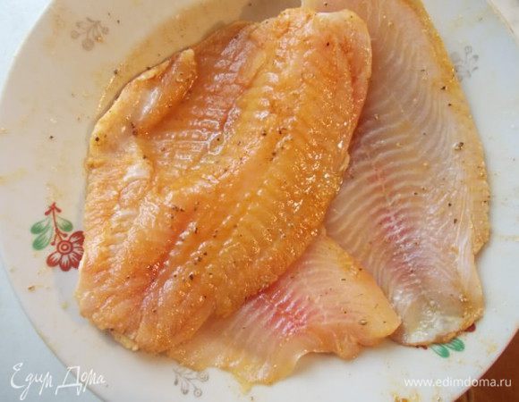 Филе посолить, добавить 1 ложку масла, паприку и лимонного перца.