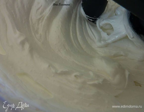 Разогреть духовку на 200 гр. Взбить белки, как только начнёт образовываться белая пена начать постепенно всыпать сахар и ваниль. Взбивать до устойчивых пиков, масса должна быть блестящей.