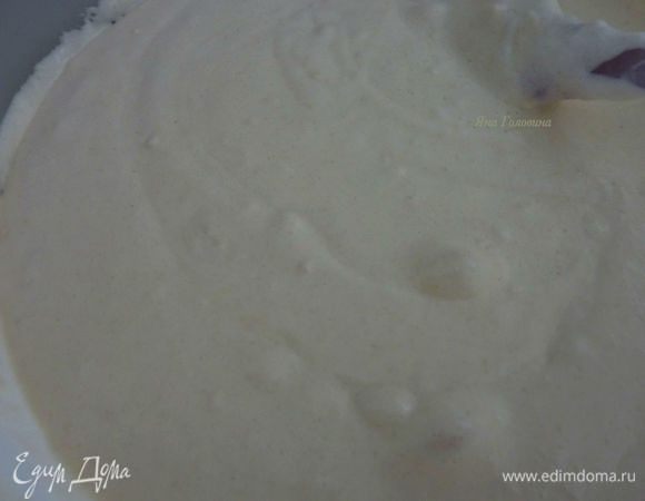 Аккуратно ввести в белки миндальную муку, муку и пекарский порошок.
Ввести масло и перемешать только до однородности.

