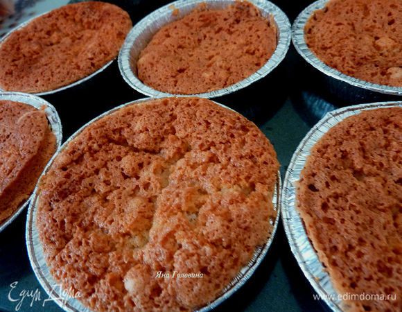 Снизить градус в духовки на 180. Запекать маффины 30 минут, они должны быть упругие и золотистые.
