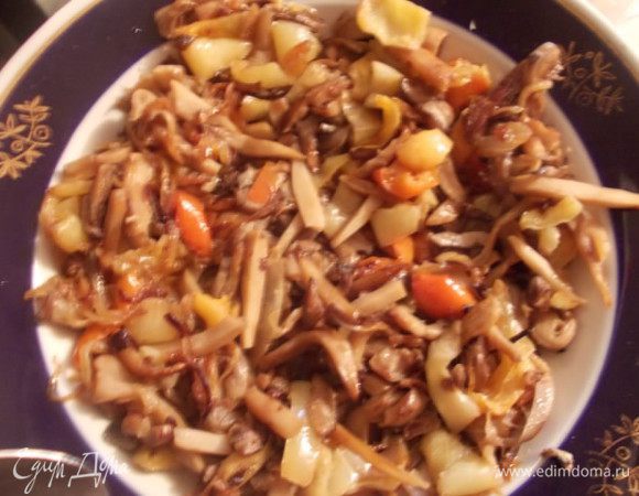 Протушить грибы с перцем в оставшемся масле до готовности, посолить и поперчить.