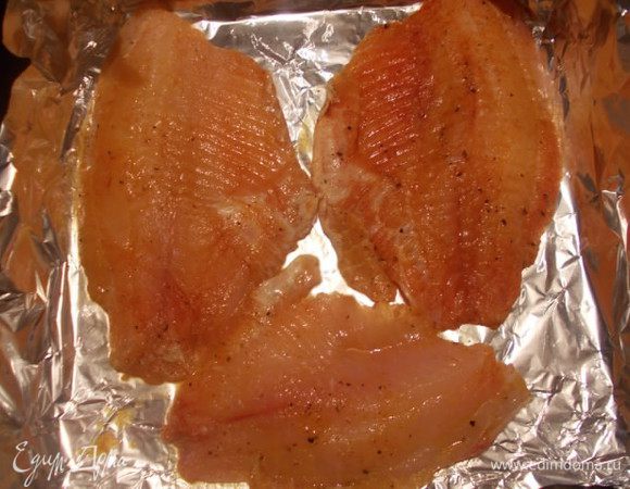 Рыбку выкладываем на противень с фольгой. 