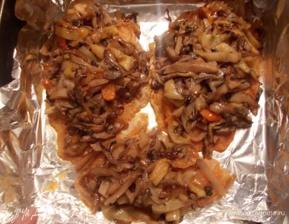 Сверху выкладываем овощи.