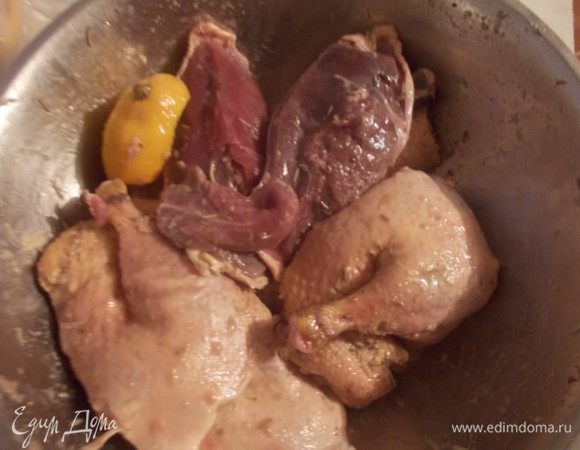 Мясо утки замариновать.Добавить розмарин,сок половины лимона,перец и соль,оставить мариноваться на часик.У меня были ножки и грудки.