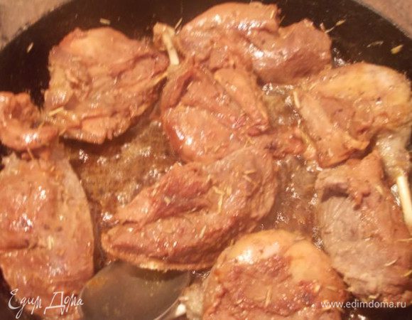 Обжариваем мясо в тяжелой сковороде,до золотистого цвета,затем накрываем крышкой,делаем маленький огонь и продолжаем тушить до готовности.