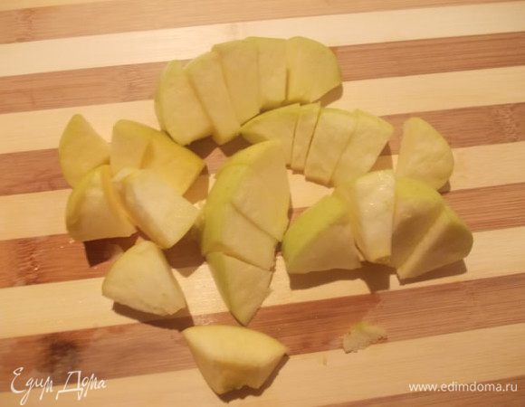 Крупное яблоко,или два мелких,порезать кубиком.