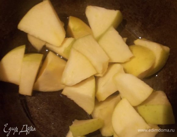 Отправить тушить в небольшой казанок,или кастрюльку с толстыми стенками.Добавить вино,закрыть крышку и тушить до мягкости.