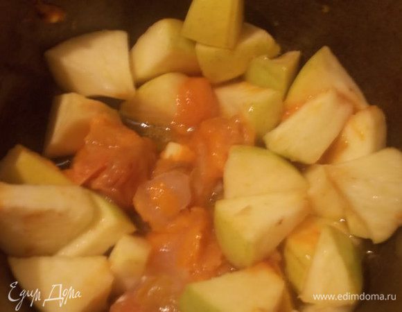 Добавить к яблокам пюре абрикоса,у меня замороженное,но можно и свежее,или консервированное,немного ещё протушить,добавить сахар по вкусу. Количество сахара я не указала,потому-что все зависит от того,насколько сладкие яблоки и пюре абрикоса,нужно пробовать.