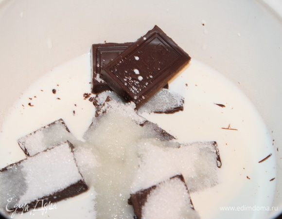 Выливаем сливки в сотейник, ломаем плитку шоколада, добавляем сахар и ставим на огонь.