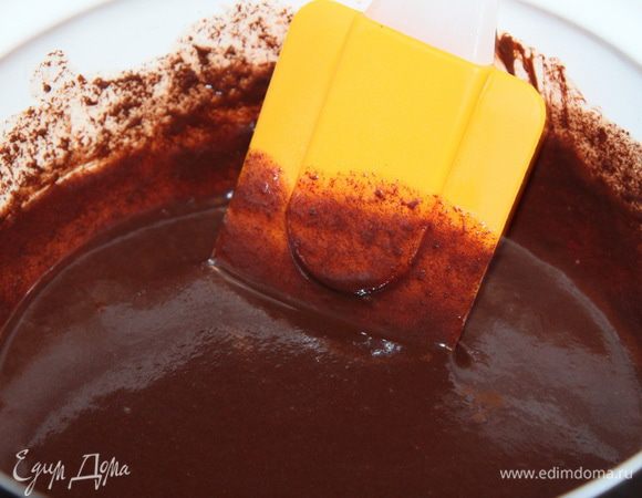 Непрерывно помешивая, не доводя до кипения, готовим до получения однородной массы.