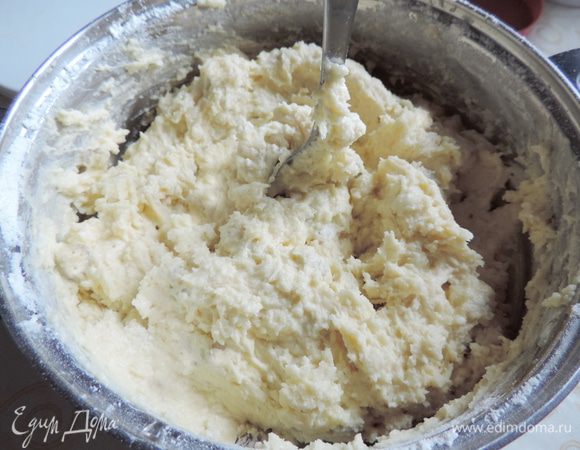 Теперь просеиваем сверху всю муку с разрыхлителем (разрыхлитель должен быть рассчитан на 500 г муки) и высыпаем кокосовую стружку. Тесто перемешиваем ложкой или лопаткой до однородного состояния. Оно получается довольно густое и вязкое. 