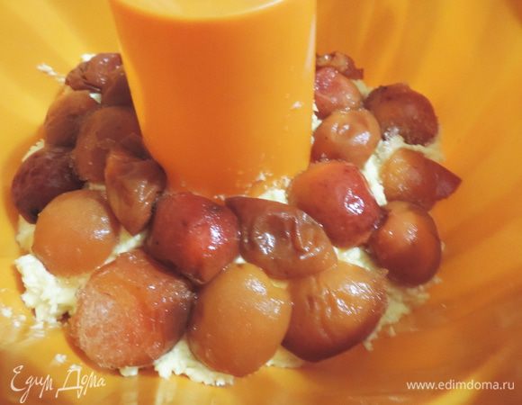 Если у вас форма силиконовая, ее не нужно ничем смазывать. обычную форму выстилаем бумагой для выпечки или смазываем маргарином и припудриваем мукой. Тесто хорошо поднимается при выпечке, поэтому оно должно заполнить форму не больше, чем на 2/3.
Выкладываем в форму 1/3 теста, затем выкладываем слой абрикос, снова 1/3 теста, абрикосы и оставшееся тесто.