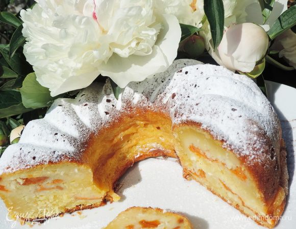 Выпекаем наш кекс в разогретой до 165-170 градусов духовке около часа. Мне понадобился ровно час. Готовность проверяем деревянной шпажкой. Из готового кекса она выходит сухой. Даем кексу остыть в форме до теплого состояния. Затем вынимаем его и посыпаем сверху сахарной пудрой. 