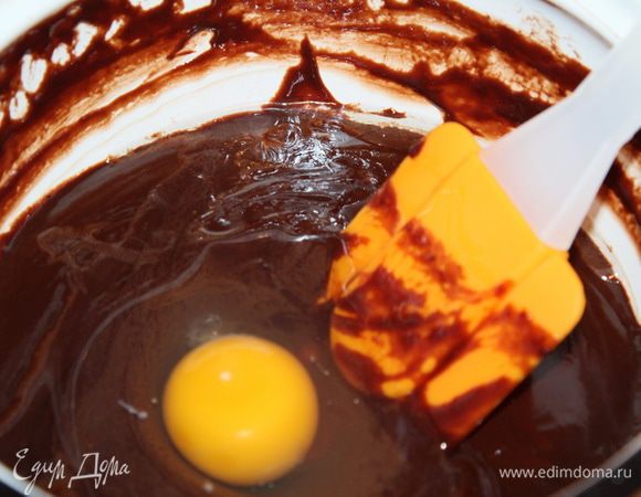 Снимаем с огня, добавляем масло растительное, хорошо вымешиваем. По одному вводим яйца и вымешиваем до однородного состояния.