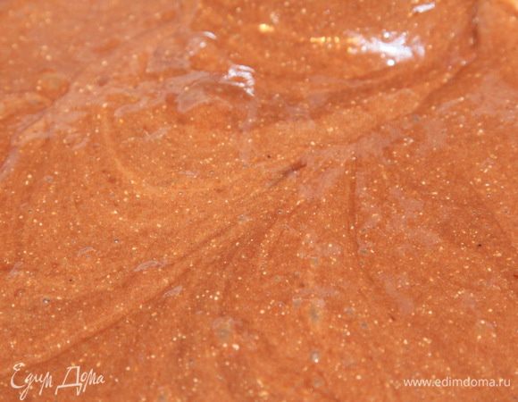 После того, как вмешали все яйца, добавляем муку, разрыхлитель (11 грамм) и смешиваем до однородного состояния. Комочков не должно быть.