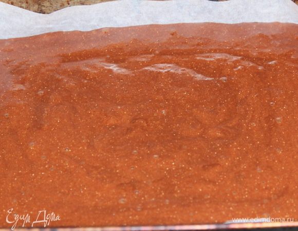 Духовку разогреваем до 170 градусов. Противень выстилаем пергаментом, выливаем тесто и отправляем в духовку.