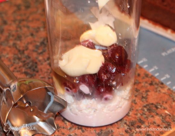 Творог, 50 грамм сливочного сыра, мед и горсть вишни замороженной (не размораживая) взбиваем погружным блендером.