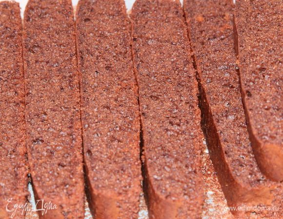 Бисквит испекся, остужаем его до теплого. Вот такой он на срезе.