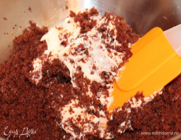 Берем емкость, руками крошим туда бисквит, добавляем сливочный сыр и перетираем до однородной массы. 