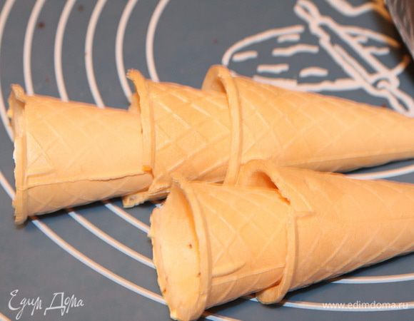 Теперь берем готовые вафельные рожки.