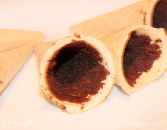 И распределяем по внутренним стенкам рожков бисквитную массу. Ну, вот как мы работаем с пластилином% берем небольшими кусочками и "наклеиваем" на стенки, пальчиком протолкнув некоторое количество бисквитной массы на донышко.