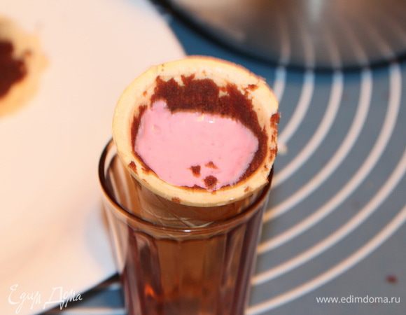 Затем начиняем творожной массой (у меня уходило по 1,5 чайной ложки) каждый рожок не до верха где-то на 1 см.