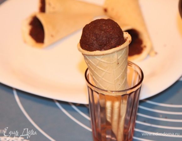 Затем катаем из бисквитной массы шарики, такие чтобы подходили по диаметру рожка и закрываем ими нашу "конструкцию".