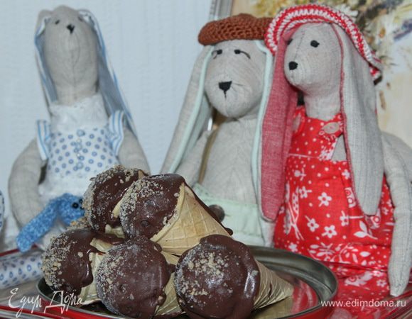 Готовую глазурь в дропсах, я взяла по 50 грамм белой и черной, топим на водяной бане. Если масса получится густая. можно добавить 30 мл сливок 10% жирности. Подмороженные рожки достаем из морозилки и чайной ложкой поливаем сверху глазурь. Поворачиваем рожок так, чтобы глазурь равномерно растекалась по поверхности шарика. Я еще сверху посыпала смолотыми орешками. Получилось такое немороженное "мороженное". Отправляем в морозильную камеру. Достаем за 30 минут до подачи. 