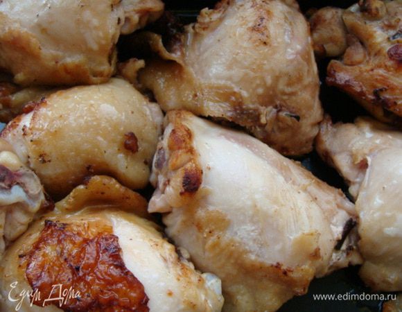 Приготовить маринад. Подробно здесь http://www.edimdoma.ru/retsepty/66438-file-kuritsy-po-frantsuzski Продукты для маринада возьмем в два раза больше, так как мяса у нас  больше. Оставим в маринаде около часа.
Обжарим на сковороде, добавив столовую ложку оливкового масла. Жарим на сильном огне минут 10, помешивая, затем убавить огонь и продолжить жарение еще минут 10. Выкладываем в форму для запекания.