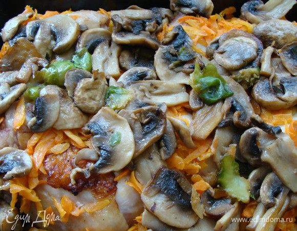 Обжарить грибы до полуготовности с ложкой сливочного масла.