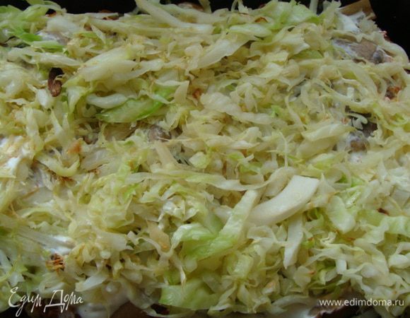 Молодую белокочанную капусту порезать и обжарить до полуготовности  со сливочным маслом. Подсолить.