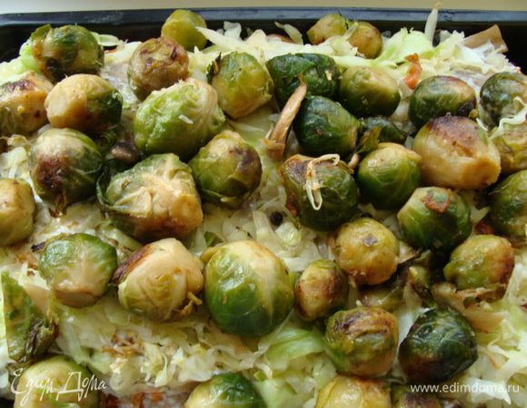 Капусту брюссельскую также обжариваем, подсаливаем и выкладываем на противень. Ставим выпекаться на 25-30 минут при 180 гр.