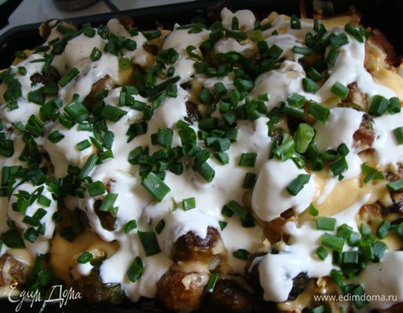 Достаем из духовки, смазываем остатками сметаны и посыпаем зеленым луком. В сметану я сразу вмешала приправу "Лимонный перец", мне она очень нравиться. Если у вас такой приправы нет, можно использовать лимонный сок, слегка взбрызнув им овощи во время готовки.