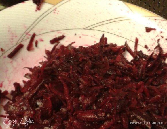  1 килограмм свеклы потереть на крупной терке,