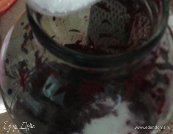 Добавить пол стакана сахара, корку черного хлеба поместить все в трех литровую стеклянную емкость, налить 2,5 л питьевой воды и оставить в теплом месте.