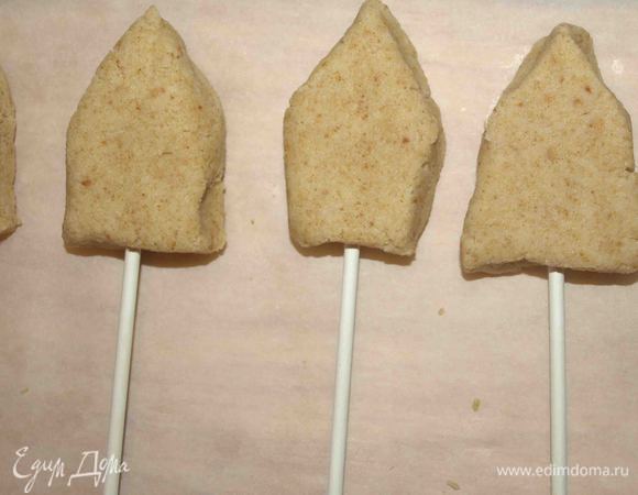 Взять кусочек теста и вылепить фигурки на ваше усмотрение.У меня сегодня Тильда скворечники) Во всяком случае) Я так думаю)  Вставить палочки.  Отправить в холодильник на пару часов. 