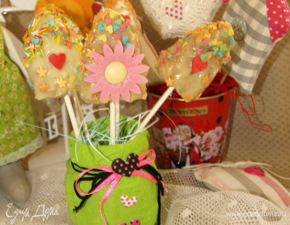 Шоколад растопить, добавить сметану. Хорошо помешать. Дать остыть. Украсить ганашем пирожные, декорировать кондитерской посыпкой. Поставить в холодильник на 30 минут. Приятного аппетита!